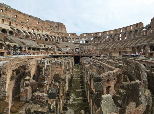 Colosseum İtalya'da turistler için hipojenin keşfi